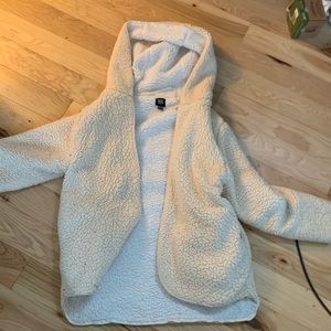 Urban Outfitters XS oversized fuzzy jacket, crème and white color